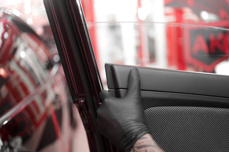 Снятие обшивки двери